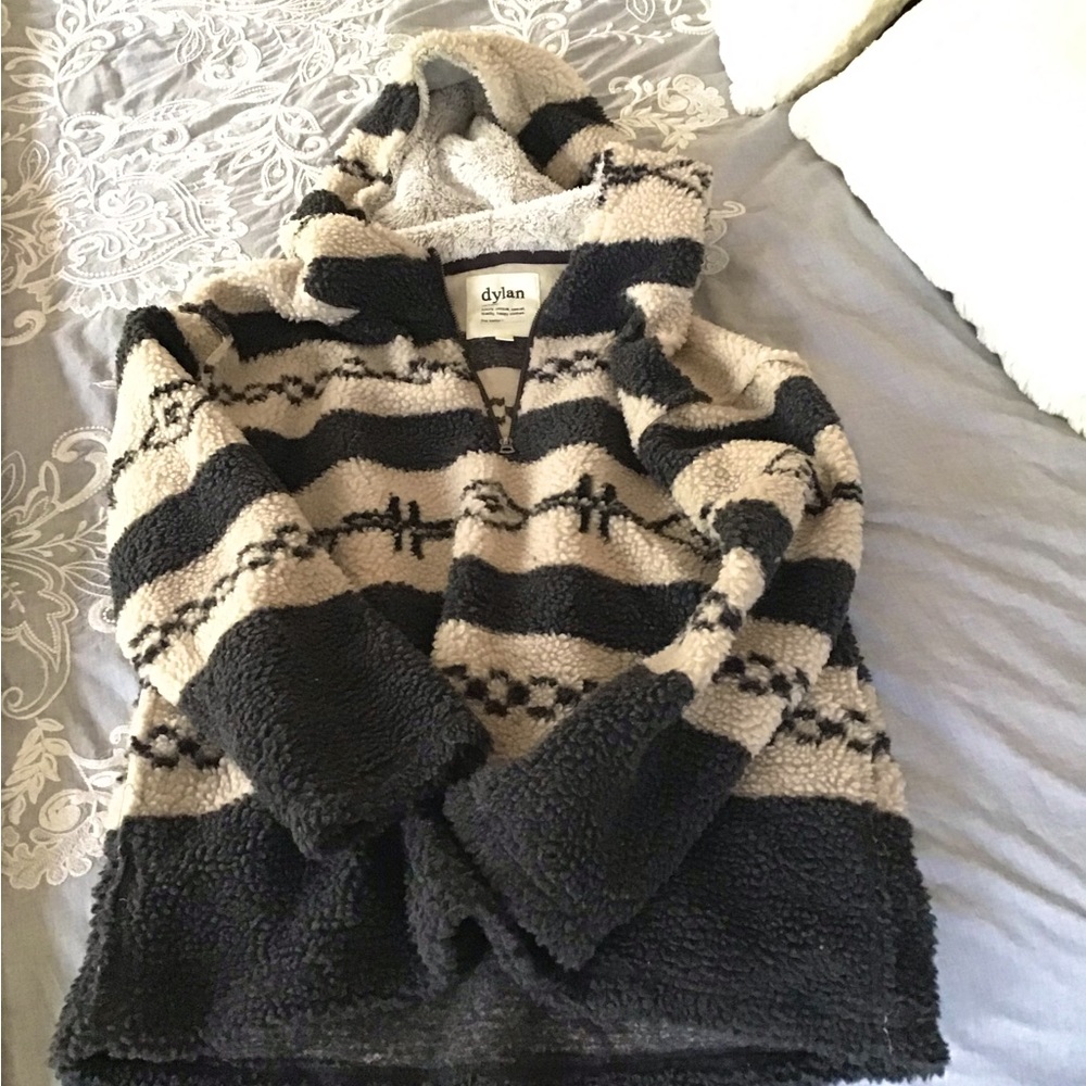DYLAN hooded pullover!